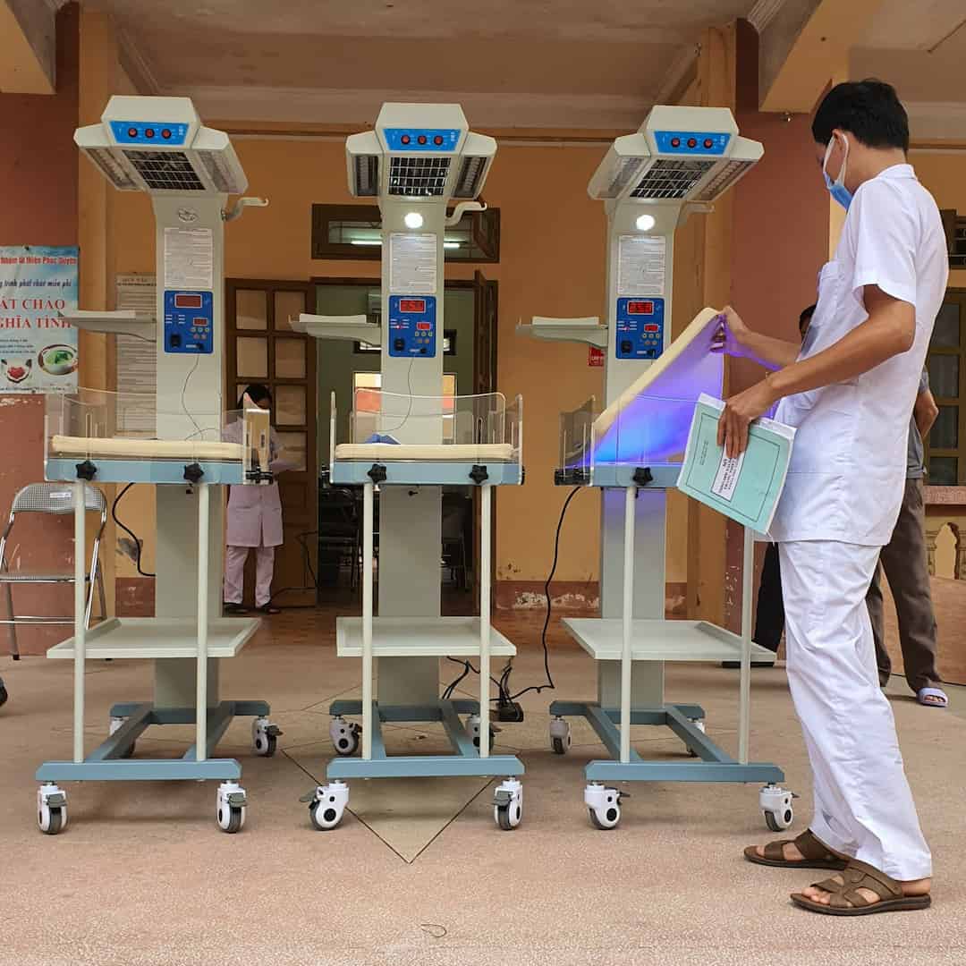 giường sưởi kết hợp đèn chiếu vàng da